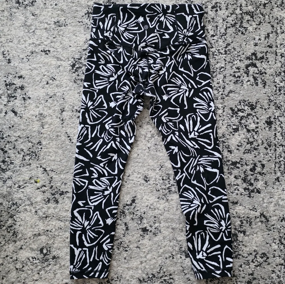 Athleta Elation Textured 7/8 Tight Floral Black White Womens S Preppy Goth Chic